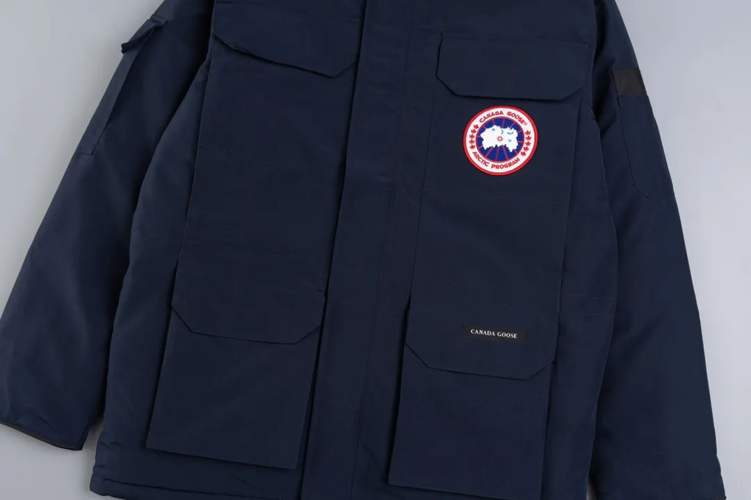 P820 (Top wolf fur version delivery handbag) Canada Goose Canada Goose #Expedition expedition parka classic down jacket ➖ Imported 21-count polyester-cotton blended original fabric [last year’s 16-count/18-count hard fabrics have been completely eliminated, this year all use 21-count genuine synchronous fabrics, the soft mid-band feels delicate and textured], genuine synchronous Feather-Light 10D waterproof coated fabric, made of 84.5% polyester fiber and 15.5% cotton, 100% the best feel in the entire network! ➖ The genuine official website uses the national standard 80 white duck down, and will never be misled by false claims such as 90 down or goose down! ➖ Using the best nylon lining with double double-layer sealing design, velvet-proof No. 7 needle + grid-filled down ready-made garments, there is 100% no so-called velvet running! ➖ The cuffs are designed with thickened seamless threads, and the collar and pockets are lined with top-quality polar fleece to keep you warm and comfortable! ➖ Yoshida YKK provides original custom-made electroplated sliders. YKK two-way lockable zippers are tight and smooth and will not peel off paint! ➖ 3M composite guarantees that the Velcro is the same as the original, durable, and all accessories and hardware are custom-made! ➖ The imported Behringer embroidery machine customizes the 10,000-needle embroidery logo, and 98% of the replicas restore the original logo. ➖ ​​The fur collars are all made of large pieces of Western Canadian blue wolf leather, ensuring that each fur collar is 13-15cm wide!